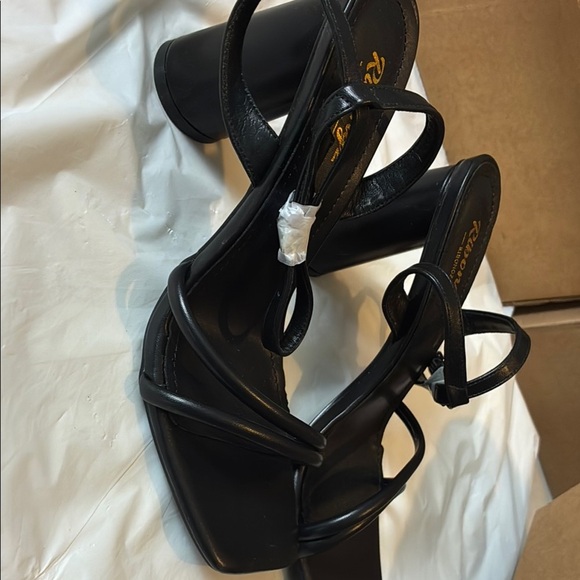 Elegant Black Strappy Heels - Picture 5 of 7